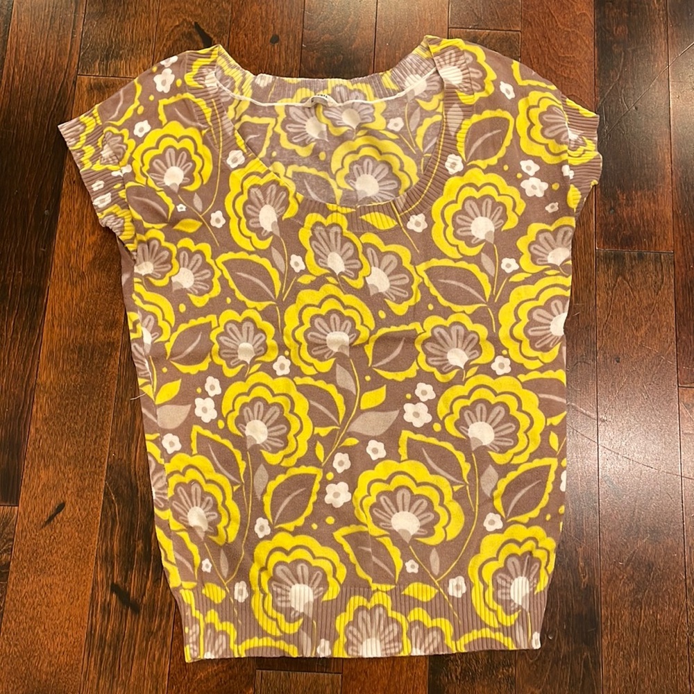 Fossil 70s Yellow and Grey Flower retro print short sleeve sweater - small